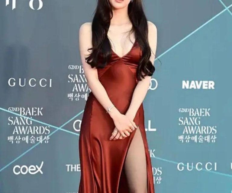 Mun Ka-Young Di Baeksang 2026: Gaun Merah Memikat Mata
