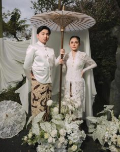 Kilau Cinta Muda: Foto Prewedding Aksa Uyun & Yosika Ayumi