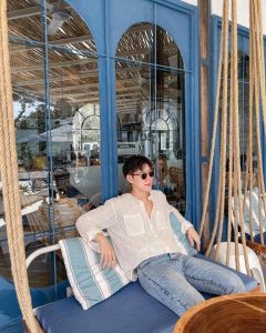 Santai Elegan! Inspirasi Outfit Pantai Ala Poppy Ratchapong