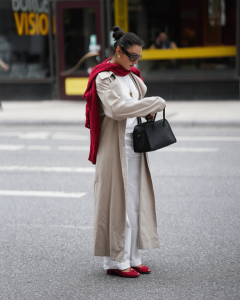 Fashion Alert! Sepatu Merah Bikin Penampilan Kamu Naik Level