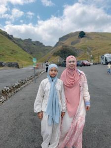 Potret Menyentuh! Oki Setiana Dewi & Maryam Di Winnats Pass
