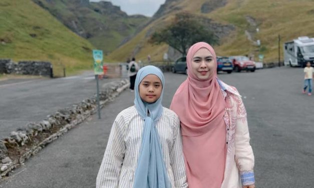 Potret Menyentuh! Oki Setiana Dewi & Maryam Di Winnats Pass