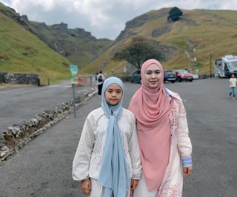 Potret Menyentuh! Oki Setiana Dewi & Maryam Di Winnats Pass