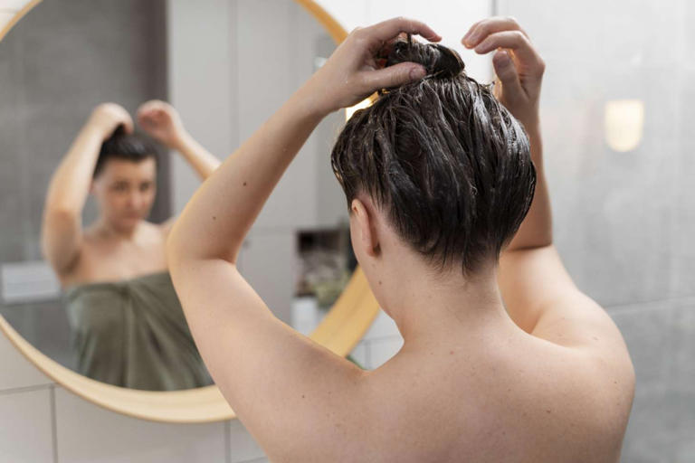 Tanpa Di Sadari! Kebiasaan Ini Ternyata Memicu Rambut Rontok